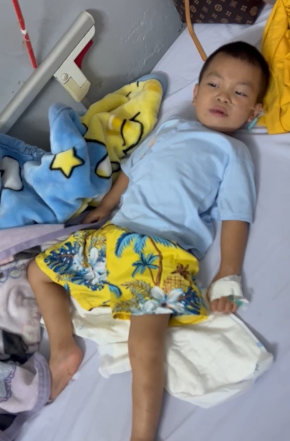 민(Minh) 군은 익수 사고 후 뇌성마비 및 식물인간 상태 판정을 받았습니다.