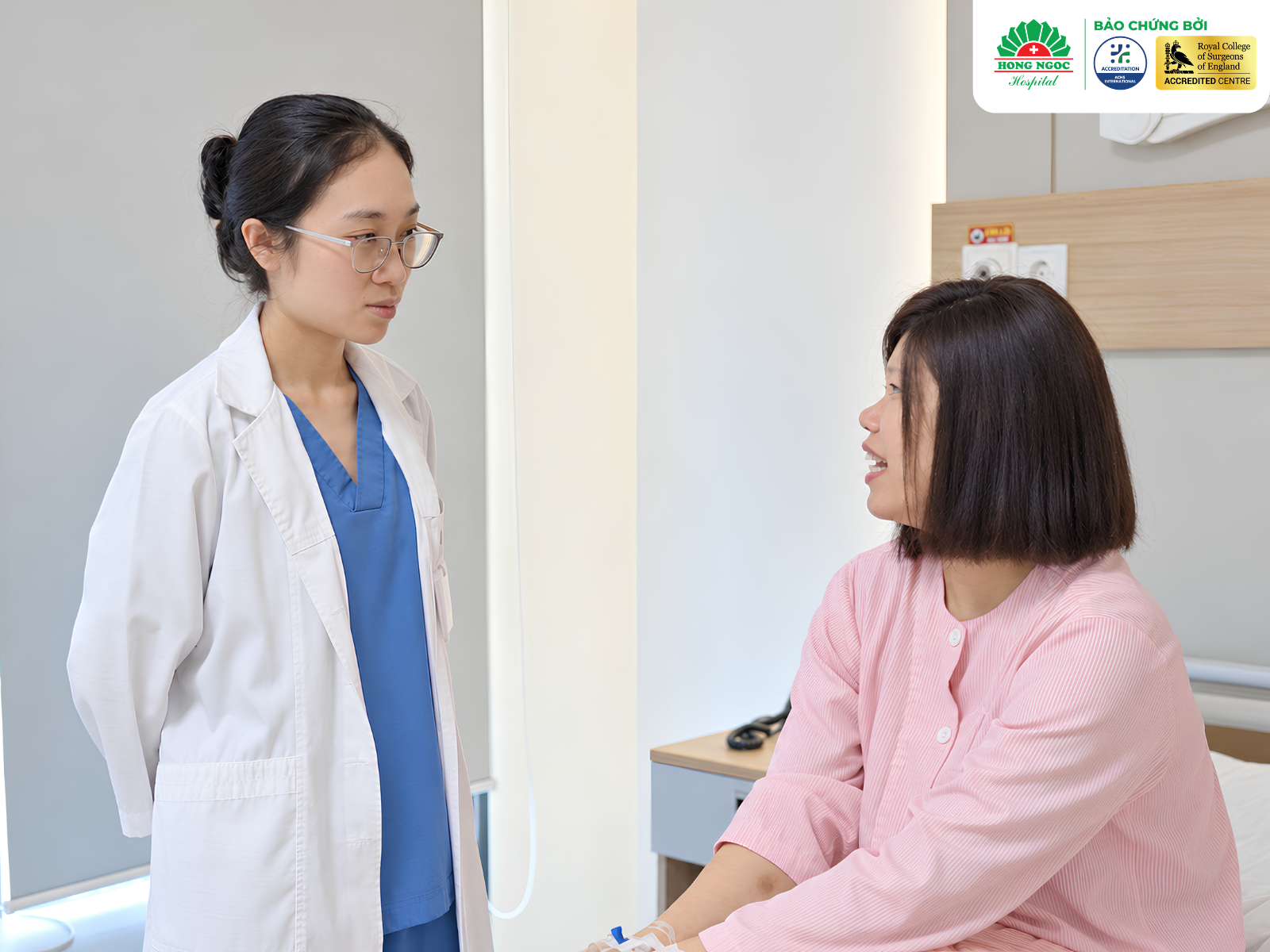 Bác sĩ trao đổi với chị Hằng về tình trạng bệnh và hướng điều trị. 