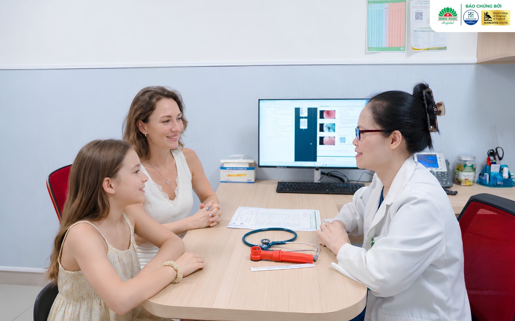 TTƯT.TS.BSNT Phan Thị Hiền thăm khám tiêu hóa cho trẻ người Pháp tại BVĐK Hồng Ngọc