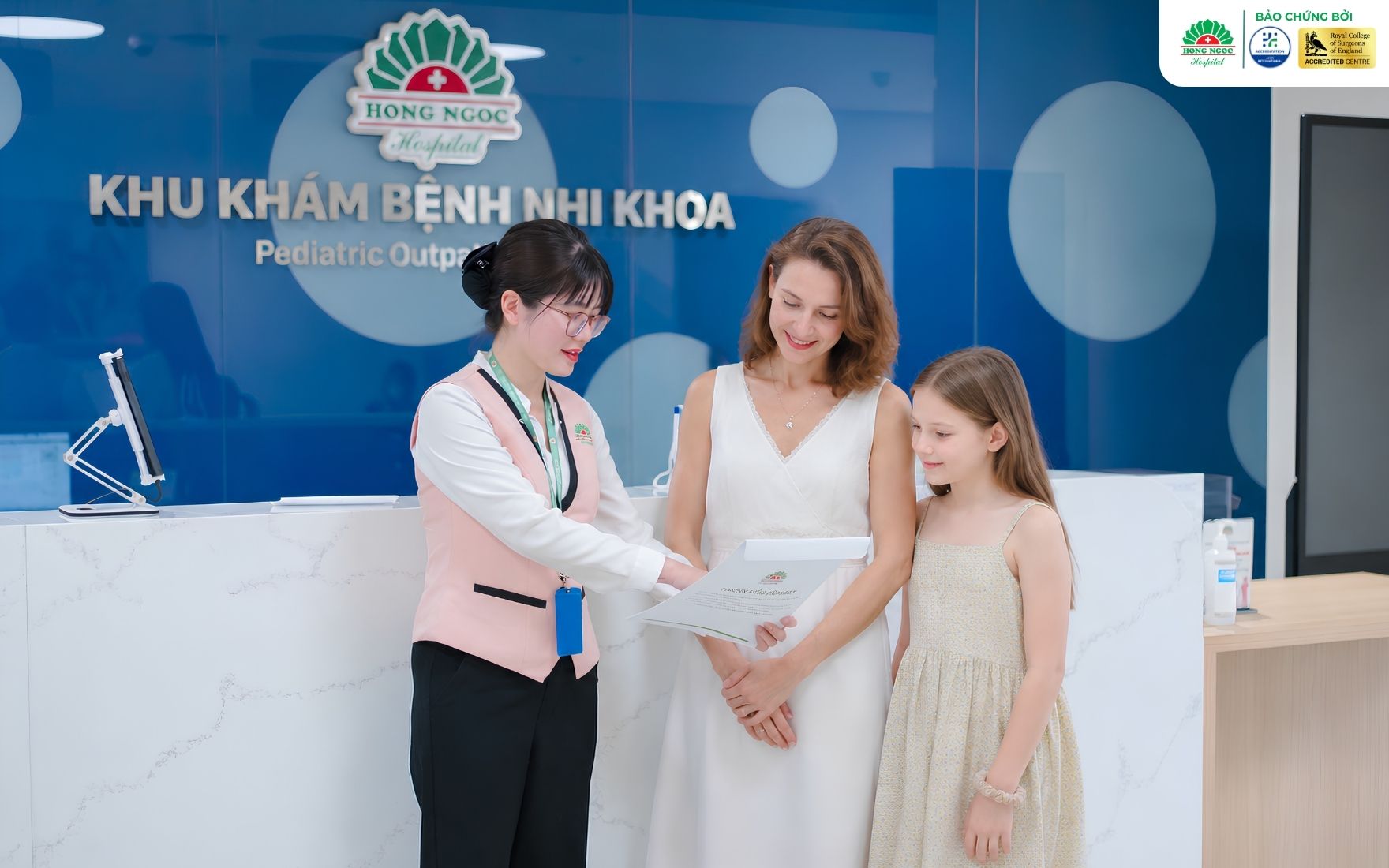 Đội ngũ nhân viên hỗ trợ xuyên suốt quá trình thăm khám tiêu hóa cho trẻ