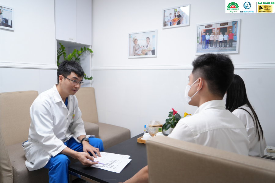 남 씨 부부가 홍응옥 엔닌 IVF 센터를 방문하여 진료를 받고 있습니다