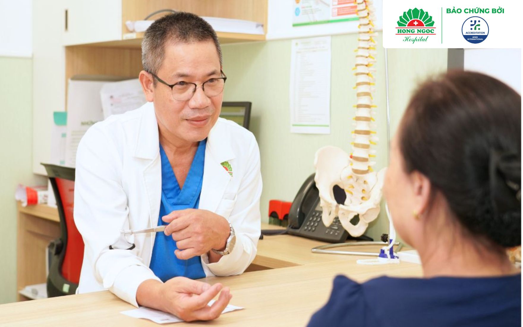 TS.BS Đỗ Chí Hùng thăm khám cơ xương khớp lâm sàng cho bệnh nhân