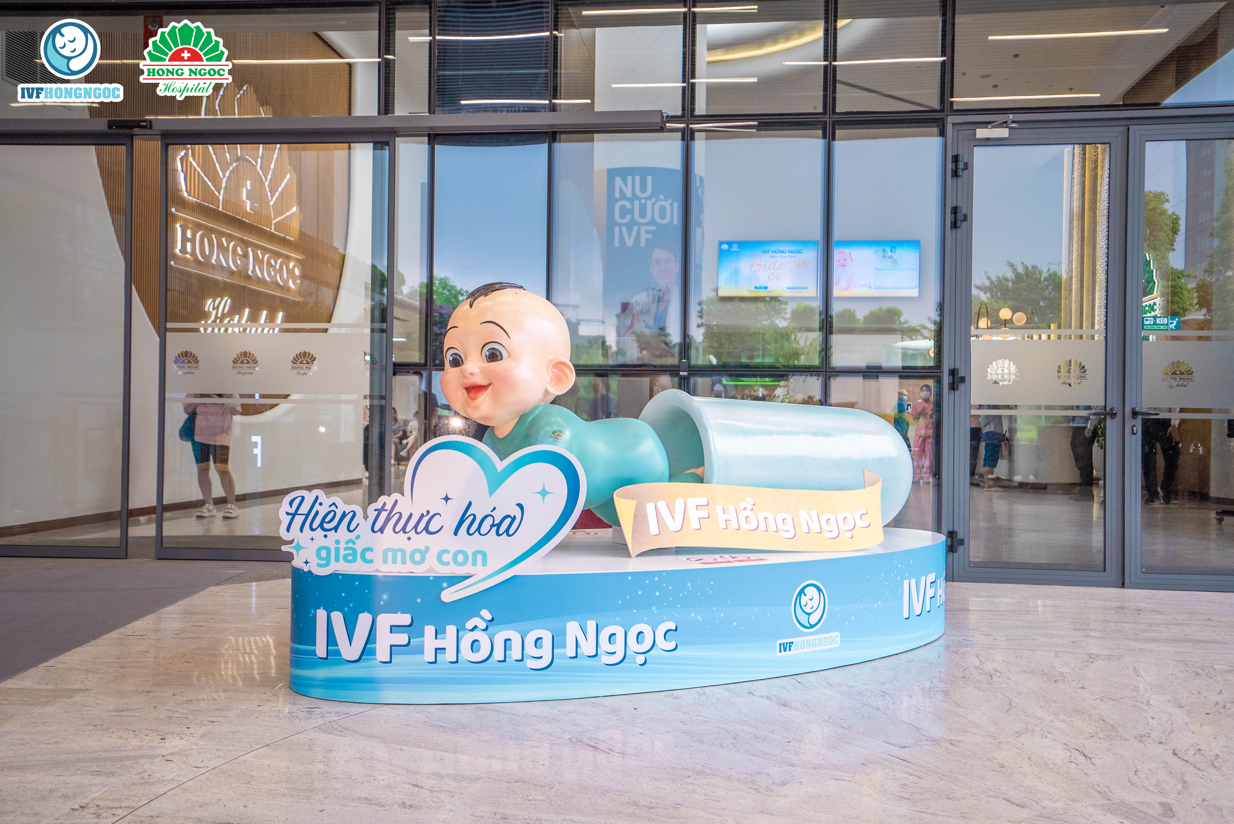 Mô hình em bé ống nghiệm tại sảnh ngoài của bệnh viện
