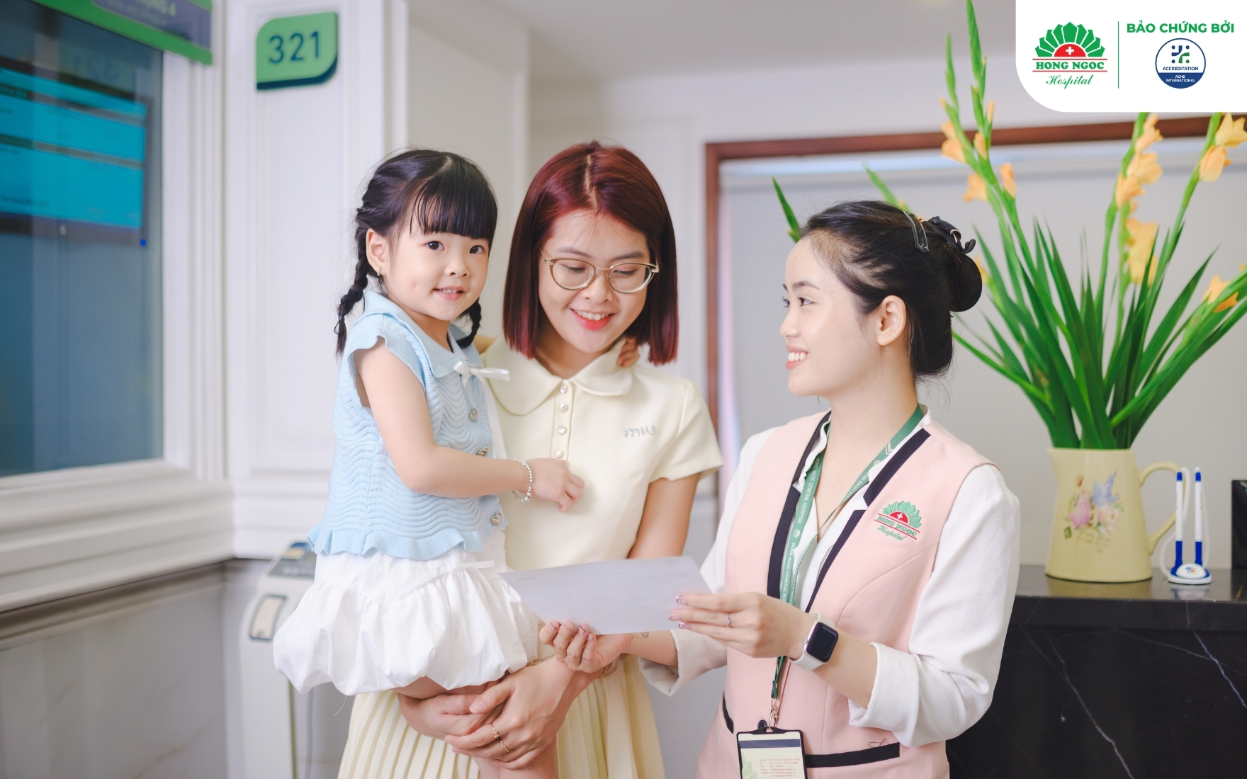 Nhân viên hỗ trợ phụ huynh xuyên suốt quá trình cho trẻ thăm khám 