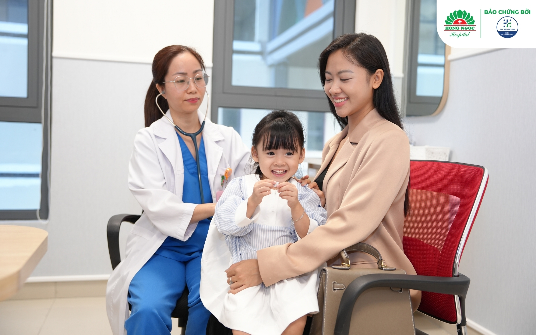 Trẻ cần được bác sĩ thăm khám khi xuất hiện các dấu hiệu bất thường 