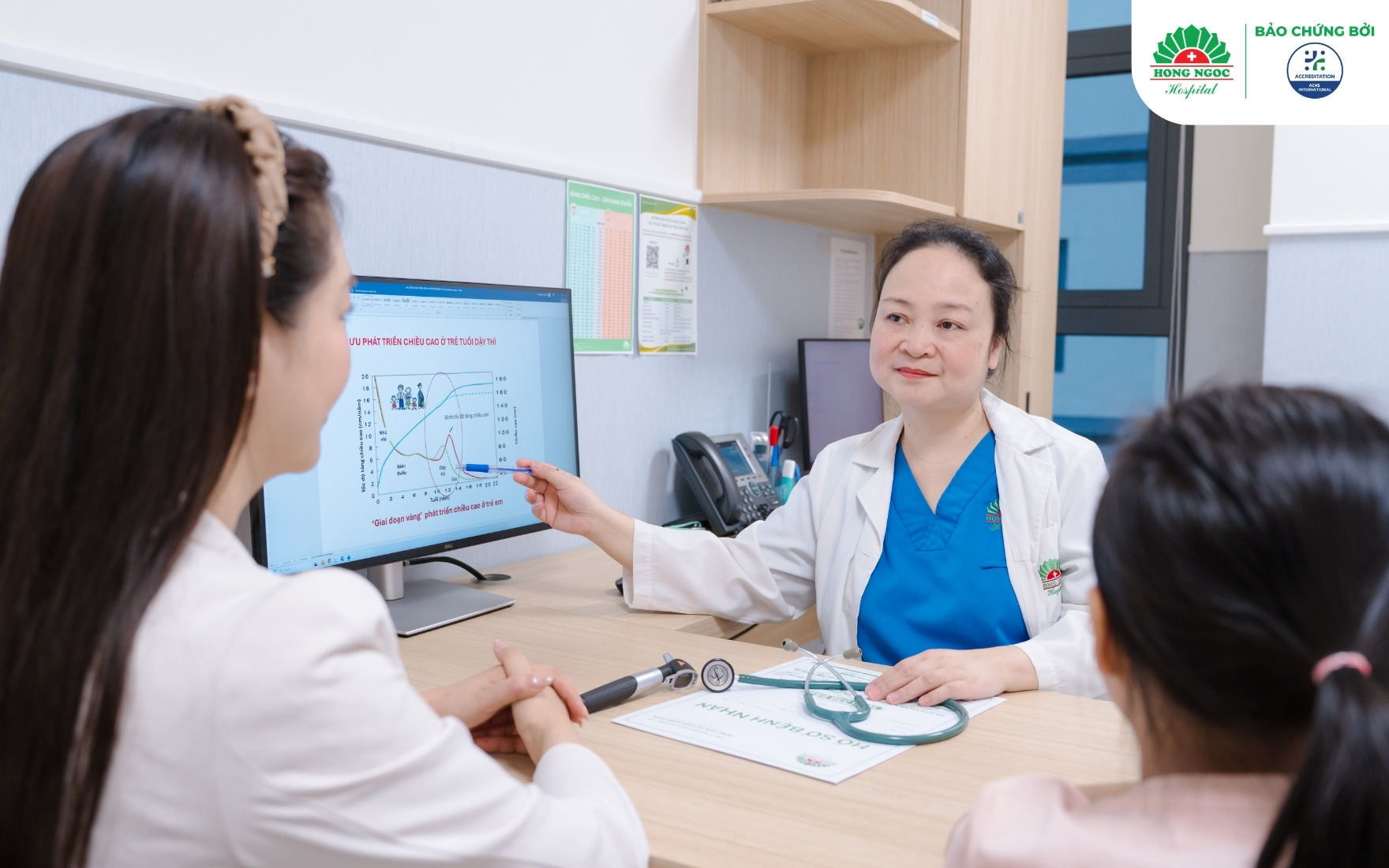 TS.BS Lương Thị Thu Hiền tầm soát dậy thì cho bệnh nhi 