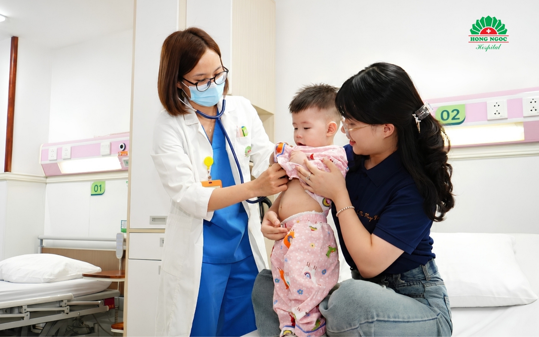 BSCKI. Phạm Thị Nhường thăm khám cho trẻ mắc tay chân miệng 