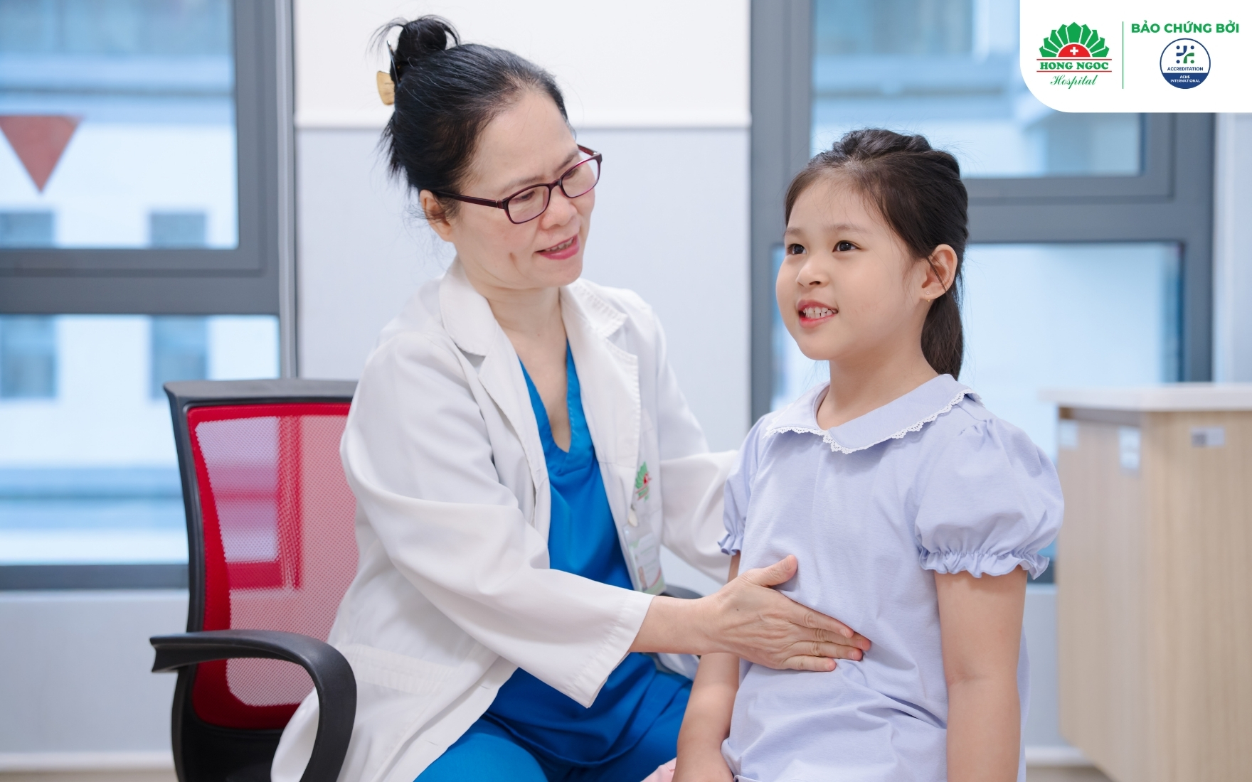 Đội ngũ bác sĩ giàu kinh nghiệm thăm khám cho trẻ tại BVĐK Hồng Ngọc 