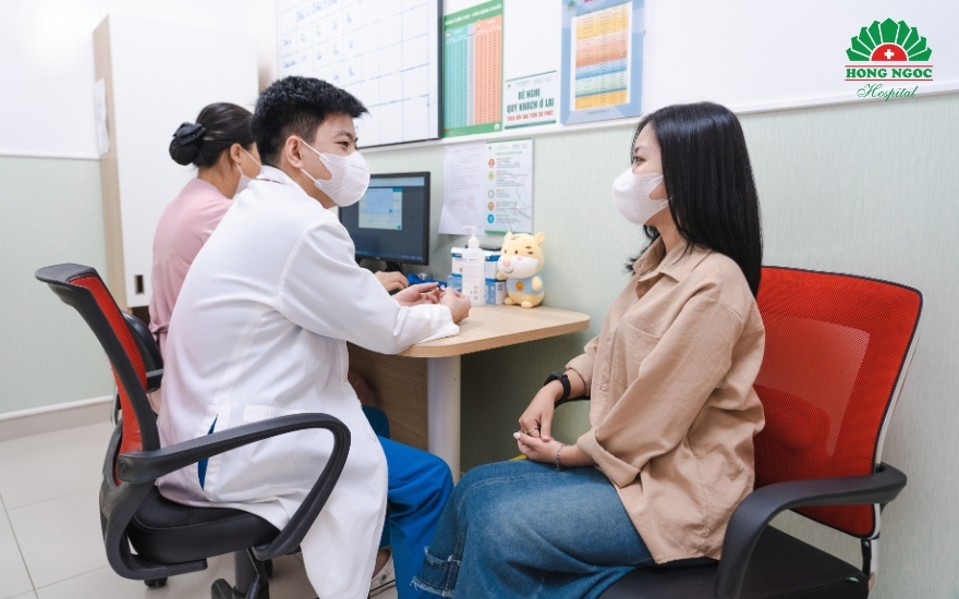 Bác sĩ chuyên khoa trực tiếp thăm khám và chỉ định liệu trình tiêm phù hợp