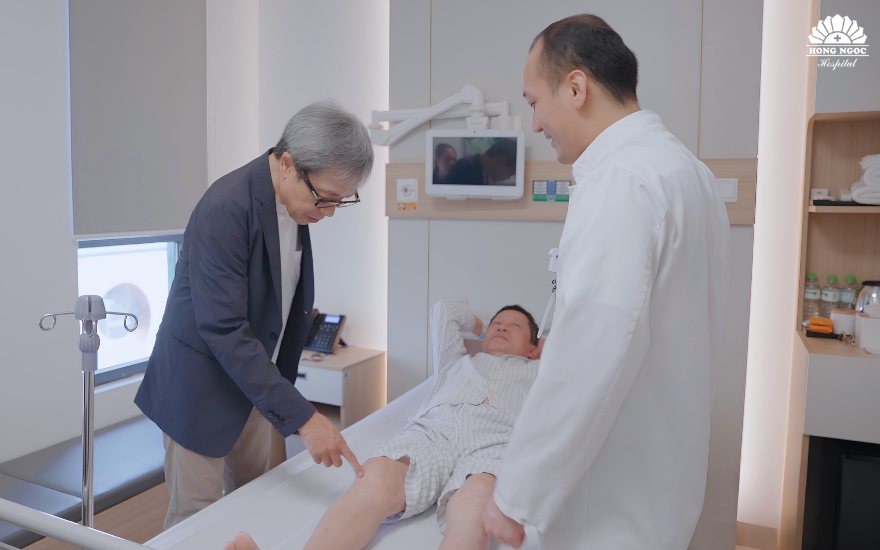 Professor Hiranaka Takafumi conducts a preoperative assessment to evaluate the patient's condition and determine the optimal surgical approach.