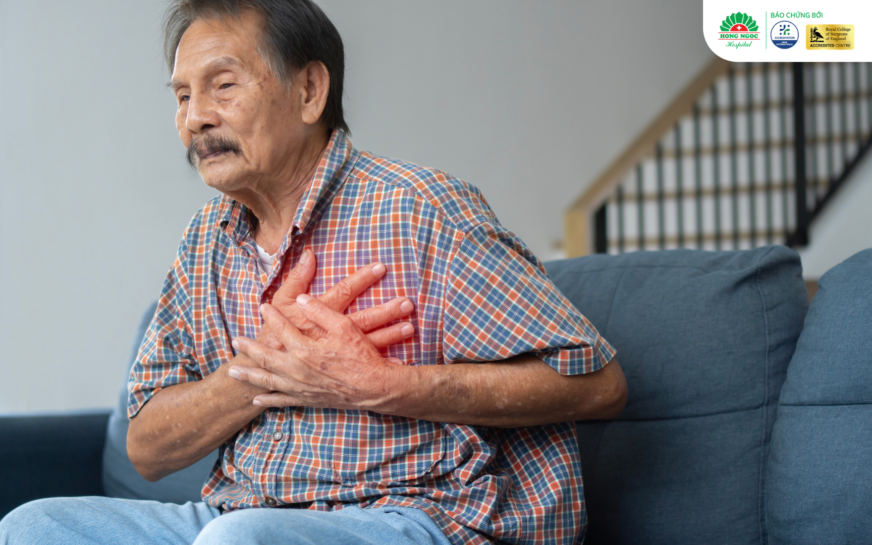 Minh họa người bệnh đau tức ngực, dấu hiệu cần khám tim mạch sớm