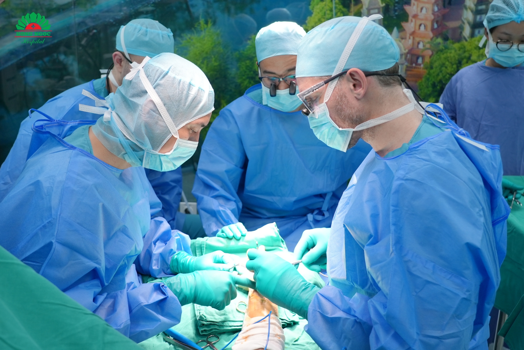 Experts from Hong Ngoc Hospital and Nuoy Organization examined for patients