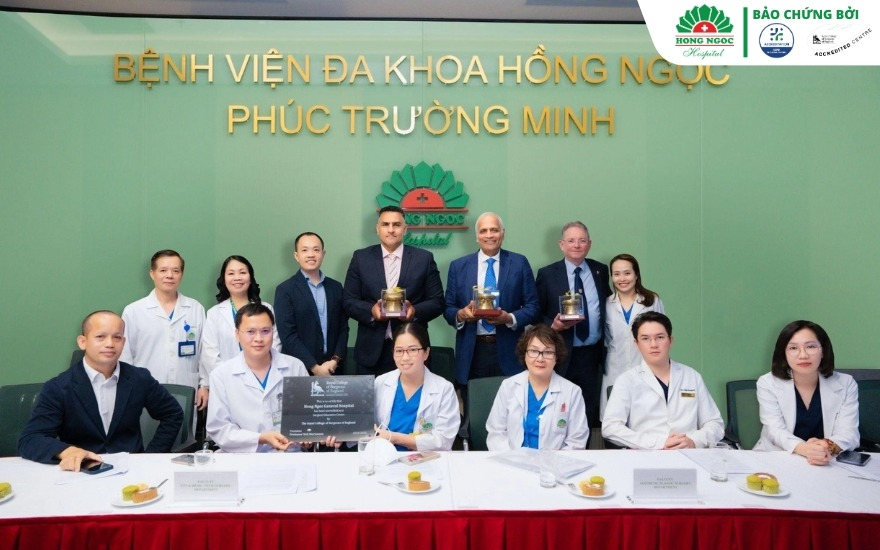 Đội ngũ bác sĩ, lãnh đạo Bệnh viện Đa khoa Hồng Ngọc đón chứng nhận RCS