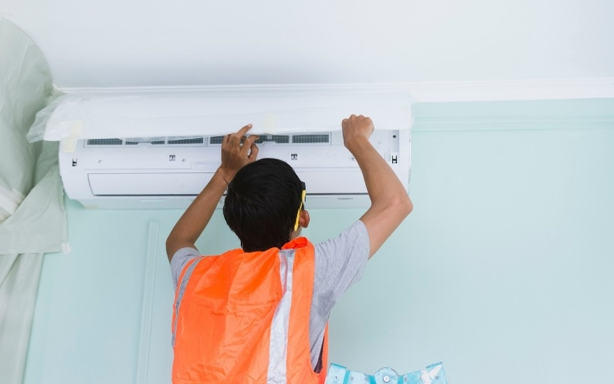Vệ sinh điều hòa định kỳ giúp hạn chế vi khuẩn mùa nắng nóng