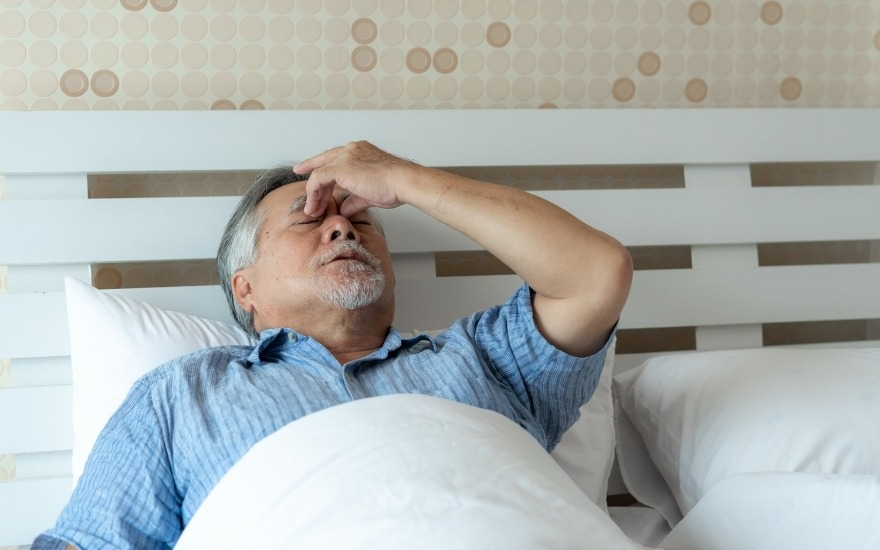 Mất nước âm thầm khiến người cao tuổi dễ bị đau đầu, chóng mặt