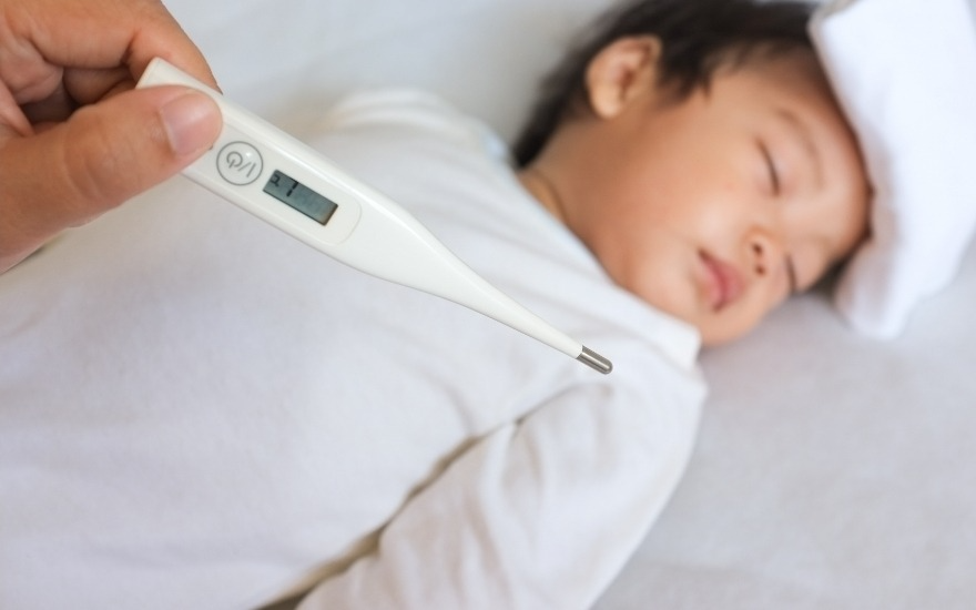 Thiếu nước ở trẻ nhỏ có thể gây sốt, lừ đừ