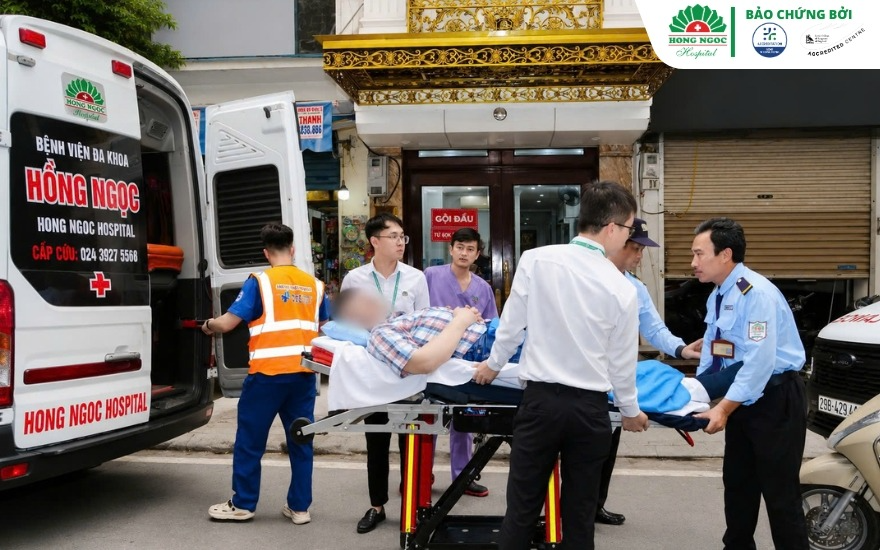 Cán bộ y tế Hồng Ngọc cấp cứu bệnh nhân, hotline Cấp cứu 1900 636 555 
