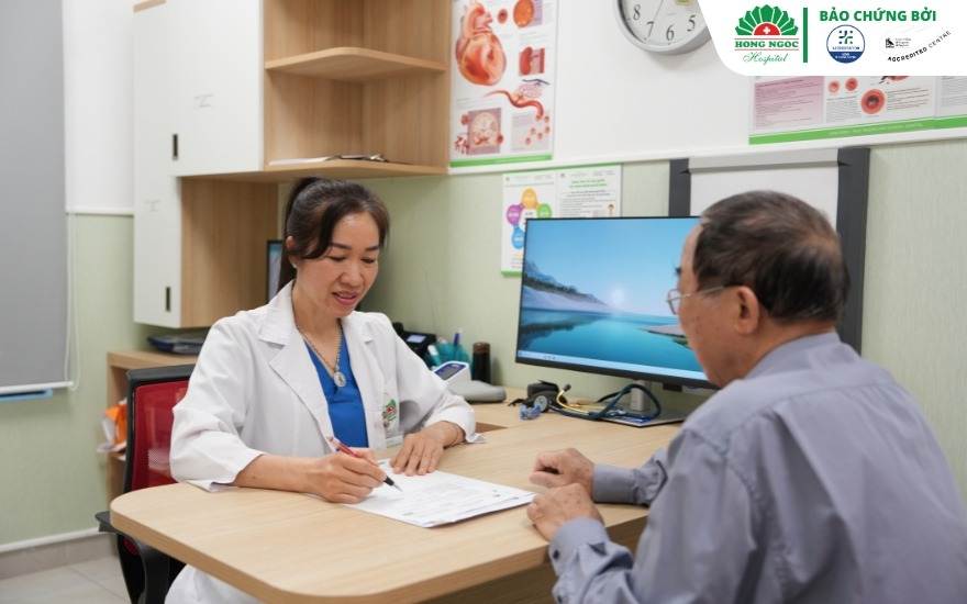 Bác sĩ BVĐK Hồng Ngọc khám tim mạch cho bệnh nhân