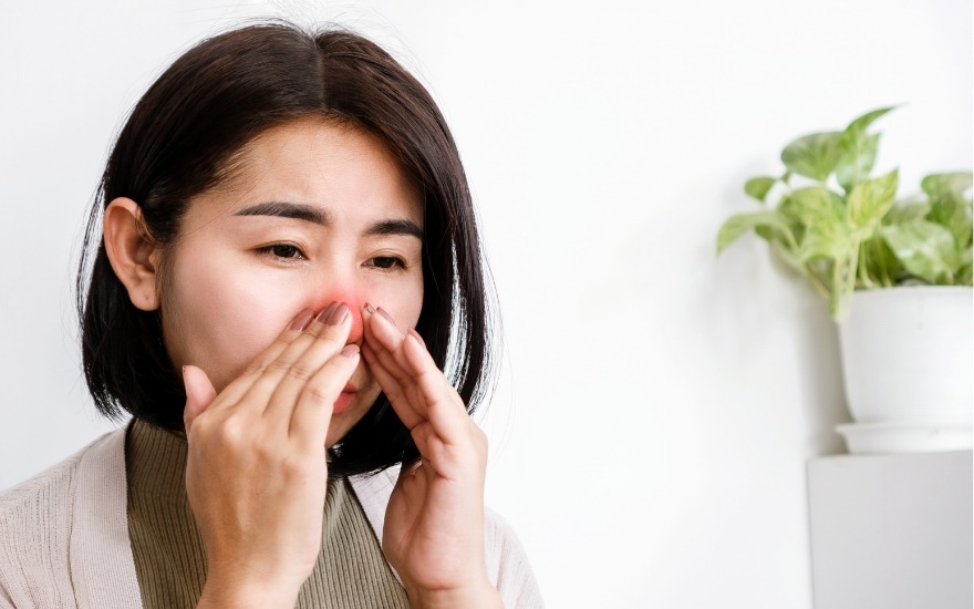 Người bị viêm xoang nên tránh gió lạnh, bụi, khói thuốc, thay đổi nhiệt độ đột ngột