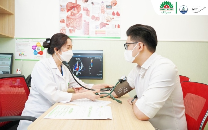 Bác sĩ BVĐK Hồng Ngọc kiểm tra huyết áp cho bệnh nhân