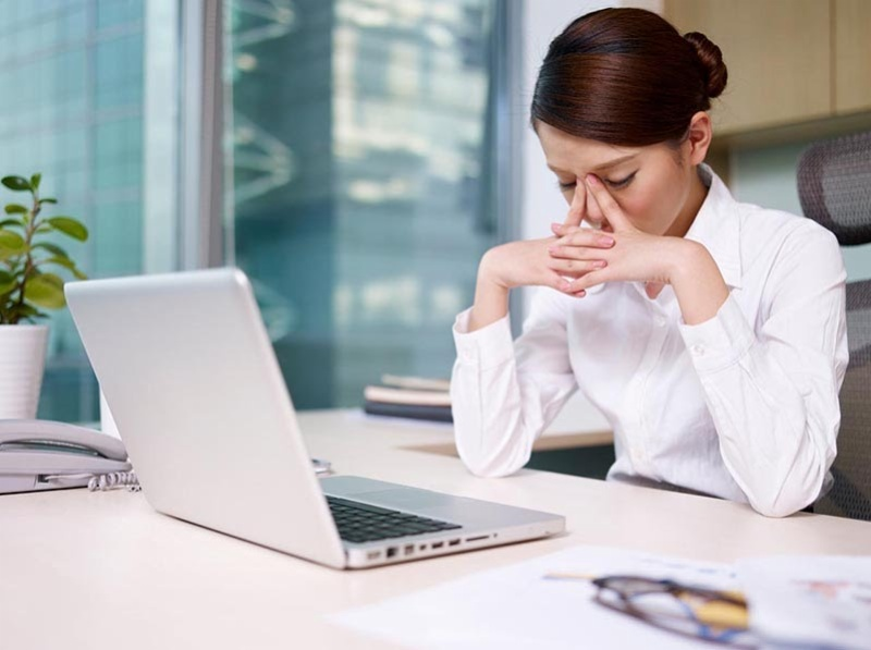 Ánh sáng màn hình ảnh hưởng làm mỏi mắt, đau mắt và có thể gây hội chứng thị giác màn hình