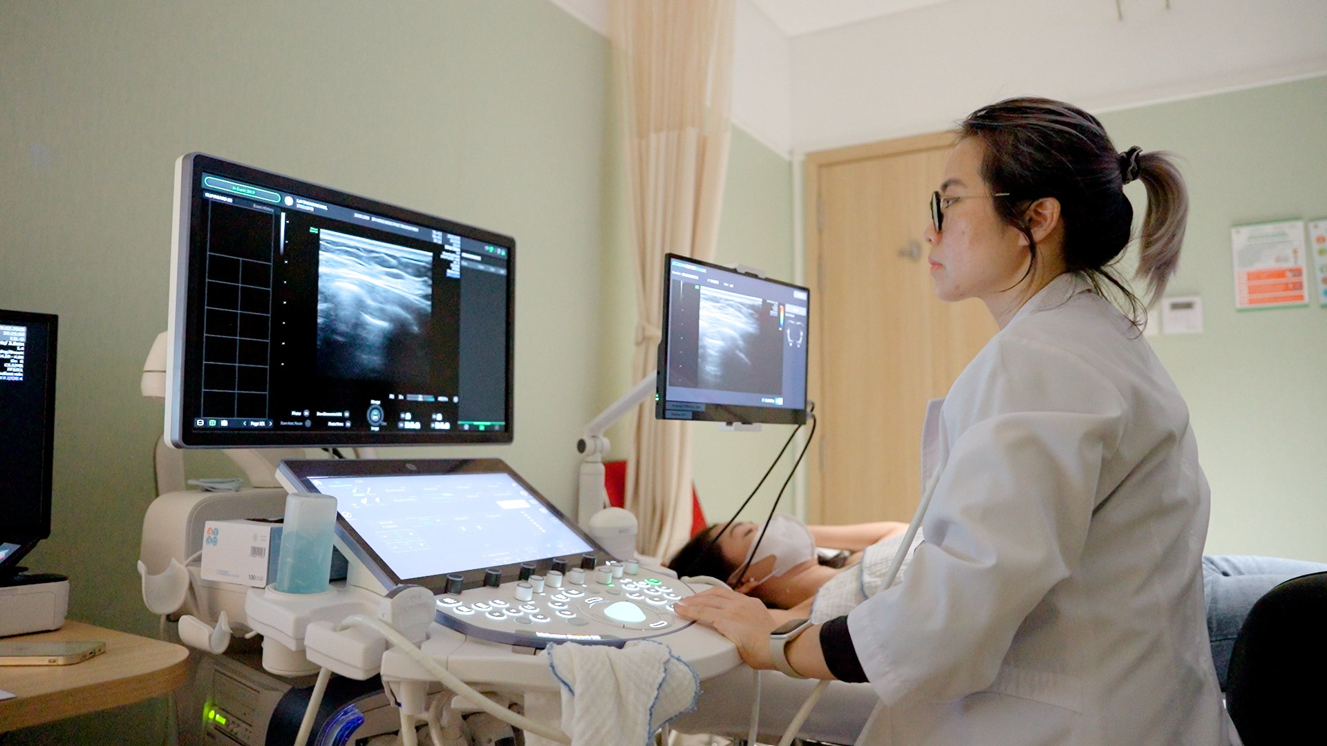Trang thiết bị hiện đại hỗ trợ chẩn đoán chính xác tổn thương từ giai đoạn sớm, nâng cao hiệu quả điều trị.