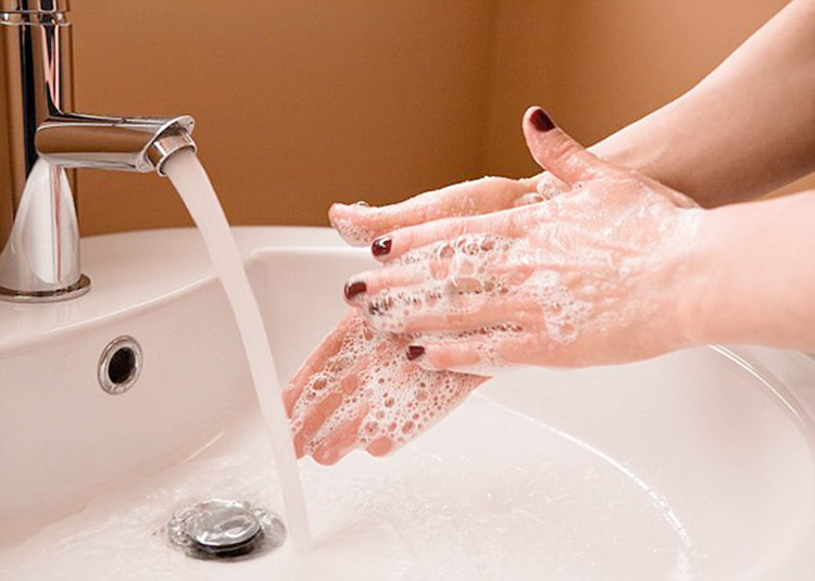 Rửa tay trước khi chạm vào mắt là thói quen nền tảng để bảo vệ sức khỏe đôi mắt