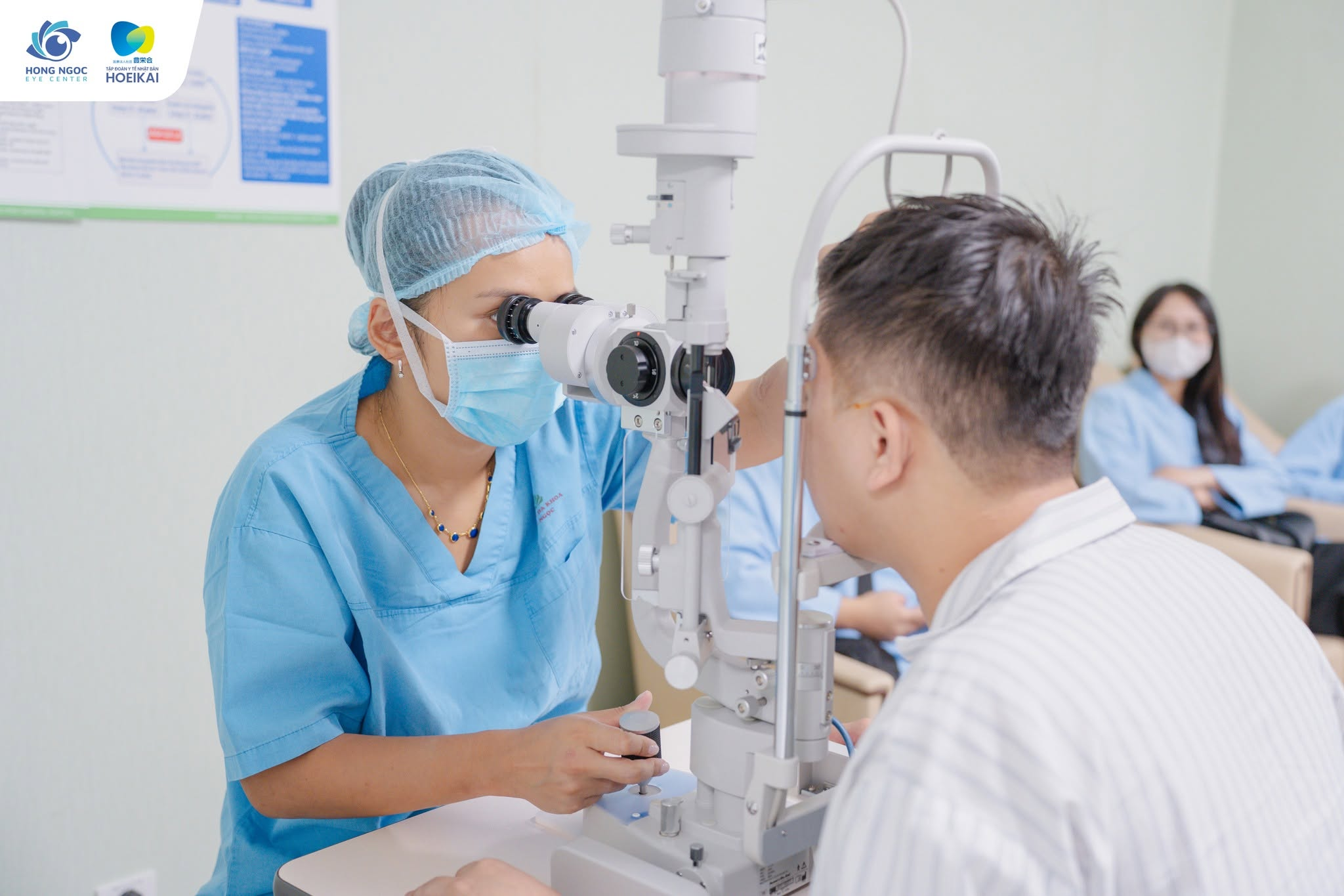 Trung tâm Mắt Bệnh viện Hồng Ngọc kiểm tra tình trạng mắt của bệnh nhân một cách toàn diện với hệ thống chẩn đoán hiện đại