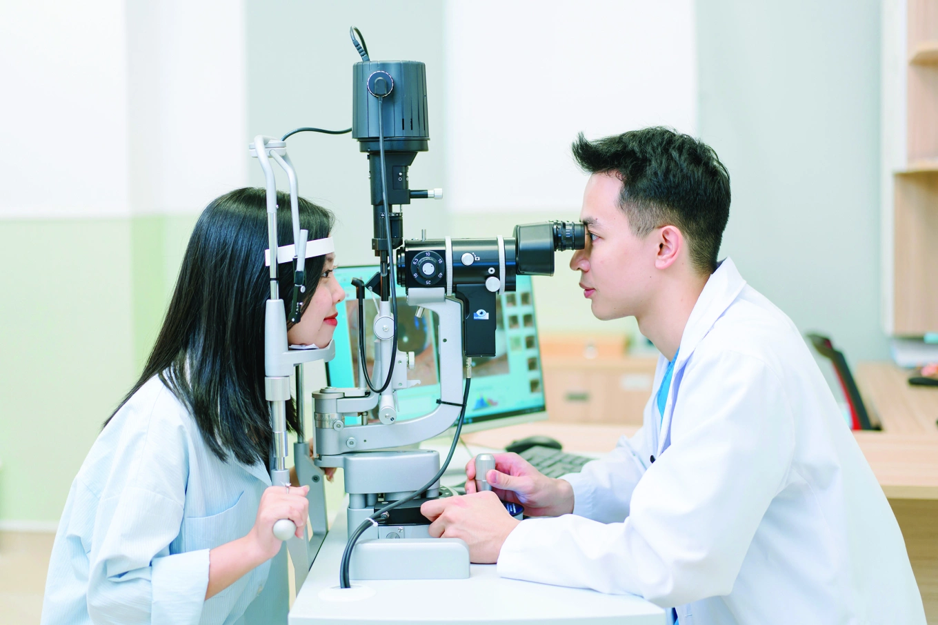 Cần khám mắt chuyên sâu định kỳ để hạn chế tình trạng khô, mỏi mắt và các vấn đề khác về mắt