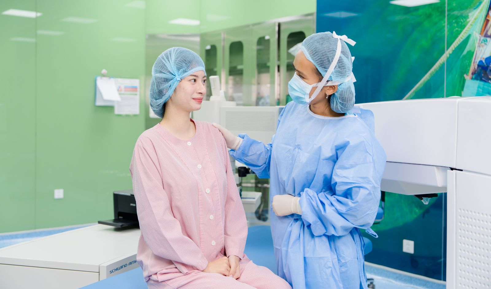 Bệnh nhân cần được bác sĩ đánh giá kỹ lưỡng trước khi chỉ định nếu đang mắc bệnh lý nền toàn thân như tiểu đường, huyết áp hay tuyến giáp