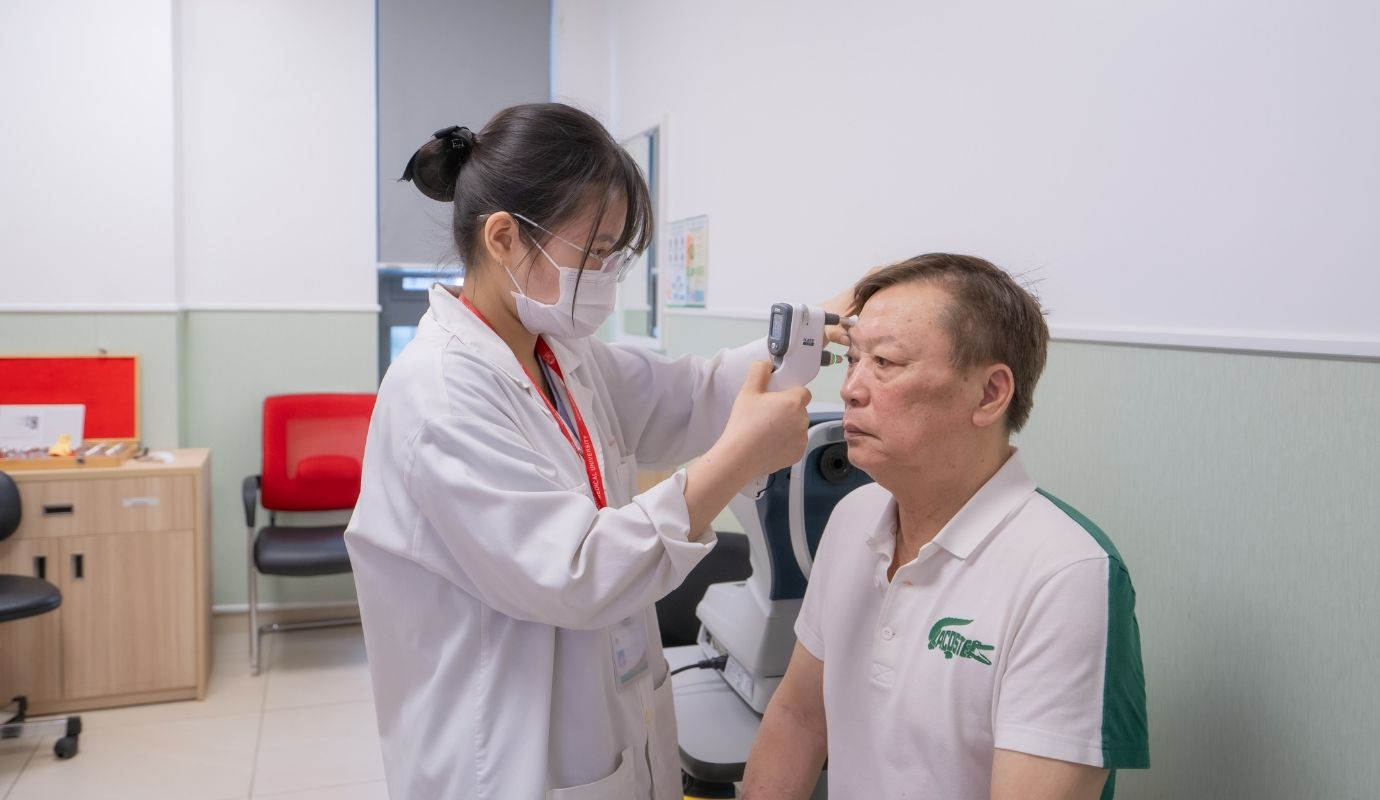 Tuân thủ lịch tái khám định kỳ giúp bác sĩ kiểm tra vết mổ và kiểm soát nhãn áp, ngăn ngừa biến chứng sau phẫu thuật