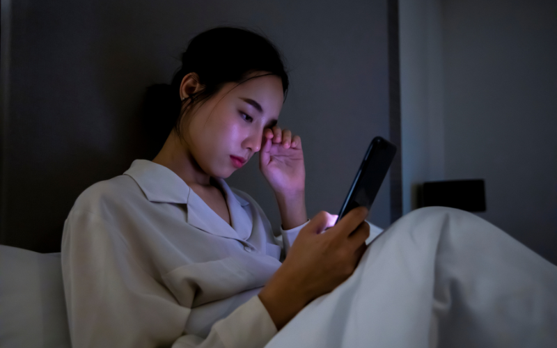Dùng điện thoại quá nhiều gây ảnh hưởng trực tiếp đến mắt khiến mắt bị khô, nhìn mờ và thậm chí bị cận