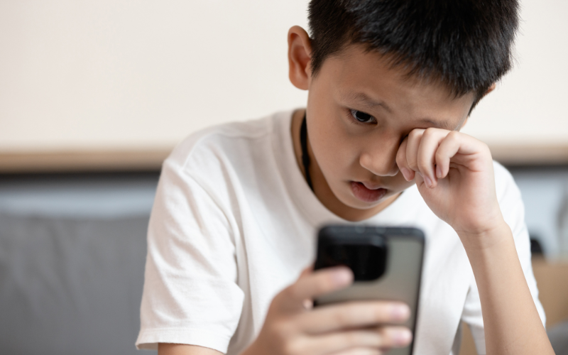 Những ảnh hưởng lâu dài của việc dùng điện thoại nhiều đối với mắt