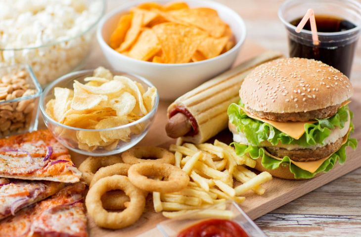 Ăn uống, sinh hoạt không lành mạnh là một trong những nguyên nhân gây ra bệnh tuyến giáp