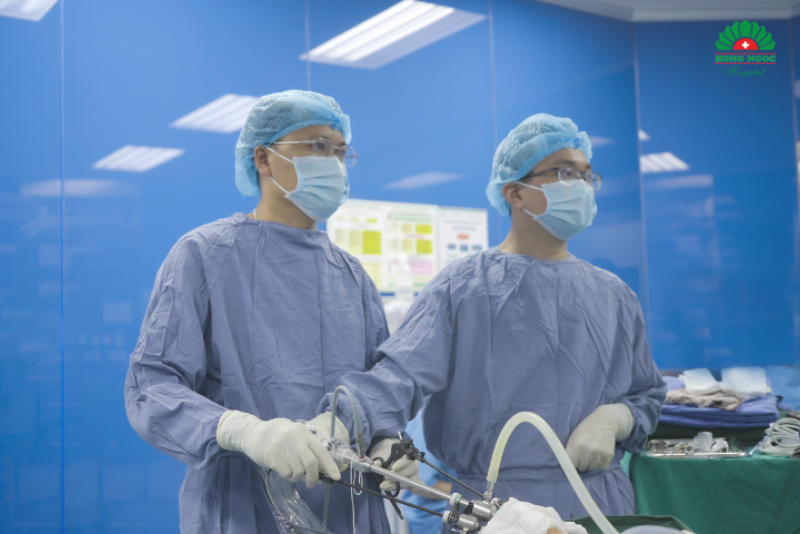 ThS.BSNT Nguyễn Xuân Quang thực hiện nội soi tuyến giáp qua đương tiền đình miệng