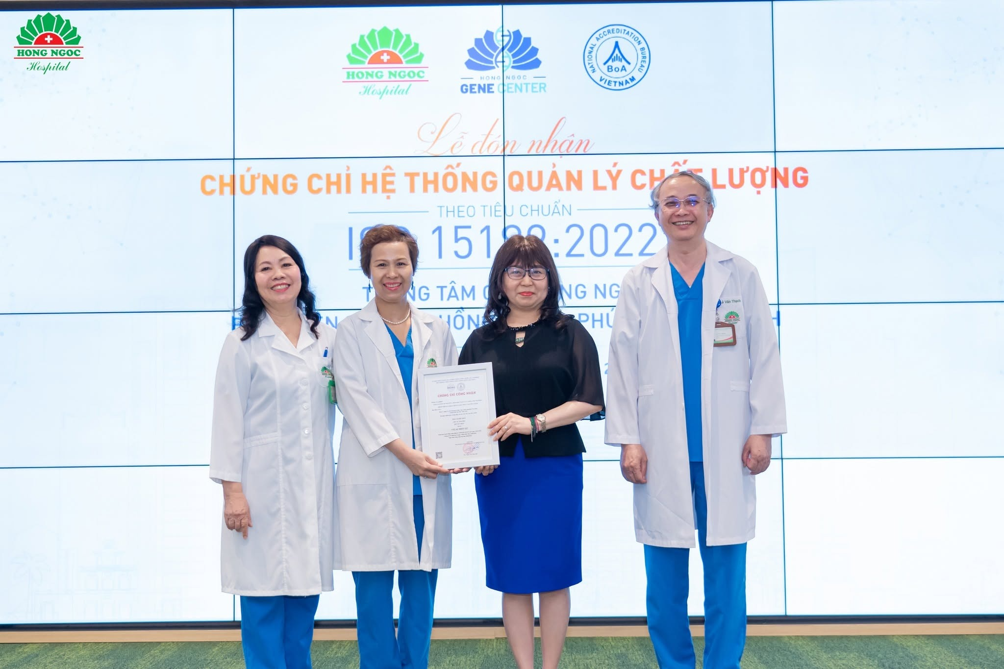 Trung tâm Gen Hồng Ngọc đón chứng chỉ hệ thống quản lý chất lượng 