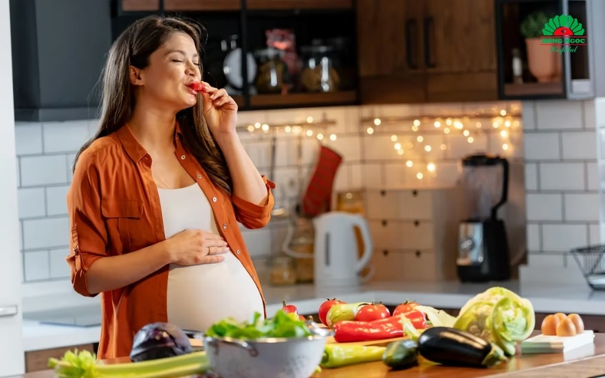 Duy trì chế độ sinh hoạt và dinh dưỡng lành mạnh giúp mẹ bầu tăng cường sức đề kháng, ngăn ngừa viêm nhiễm phụ khoa 