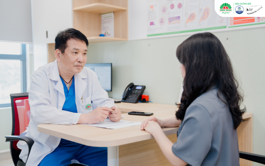 Khi nhận thấy dấu hiệu viêm phụ khoa, chị em nên tới ngay các cơ sở chuyên khoa uy tín để thăm khám và điều trị kịp thời 