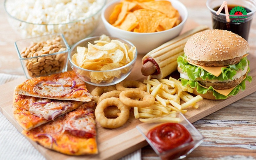 Chị em nên hạn chế đồ ăn cay nóng, nhiều dầu mỡ để hỗ trợ điều trị viêm phụ khoa hiệu quả 