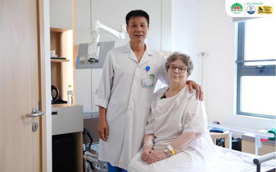 Dr. Truong Xuan Quang, MD, MSc, with a German patient treated for a femoral fracture