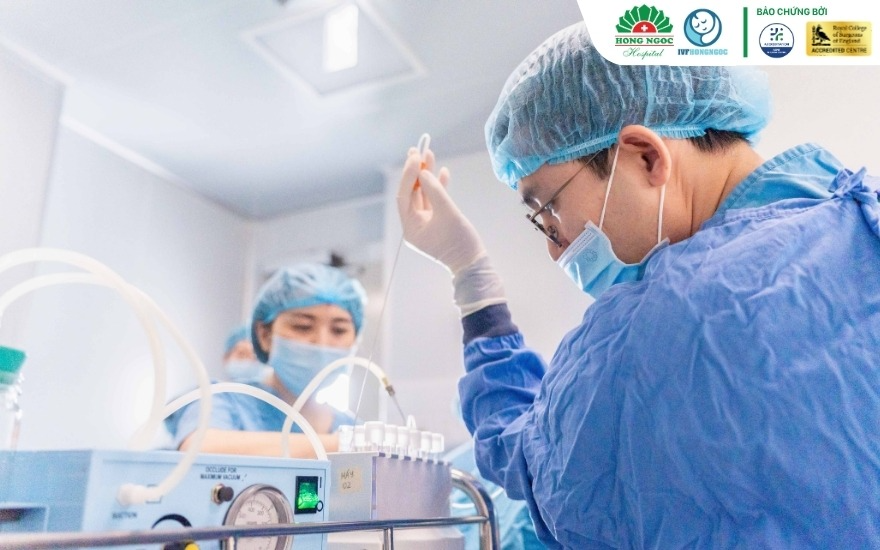 Bác sĩ trung tâm IVF Hồng Ngọc đang tiến hành thủ thuật