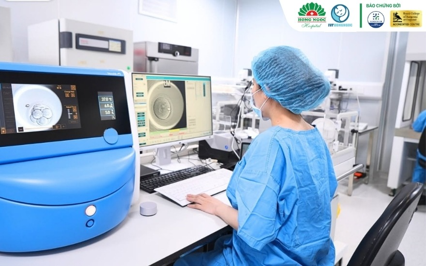 Bác sĩ tại BVĐK Hồng Ngọc đang phân tích mẫu