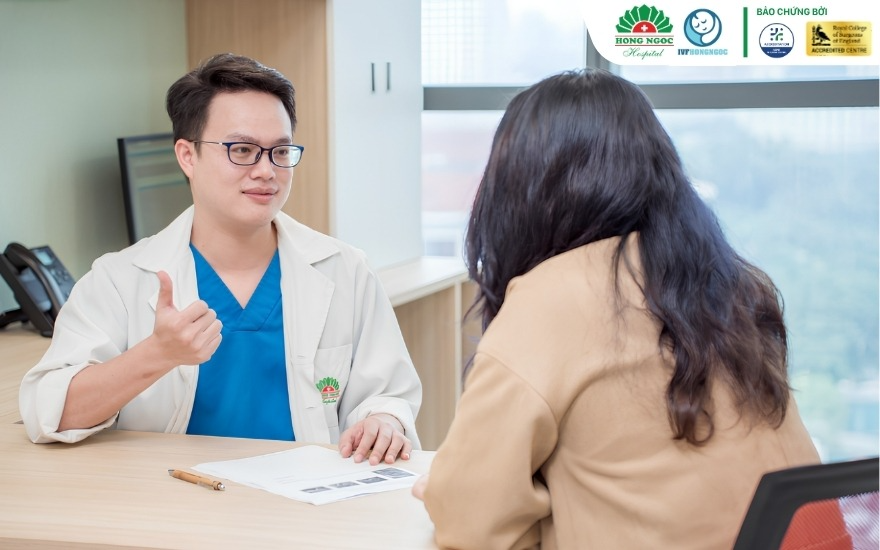Bác sĩ Trung tâm IVF Hồng Ngọc tư vấn cá nhân hóa xét nghiệm cho từng bệnh nhân