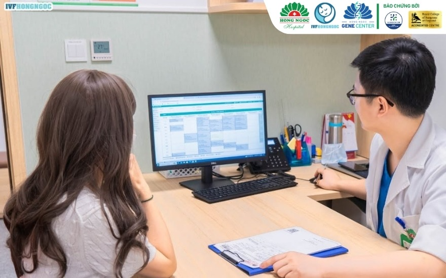 Bác sĩ giải thích và tư vấn cho bệnh nhân