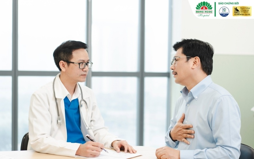 Bác sĩ BVĐK Hồng Ngọc thăm khám bệnh nhân tim mạch