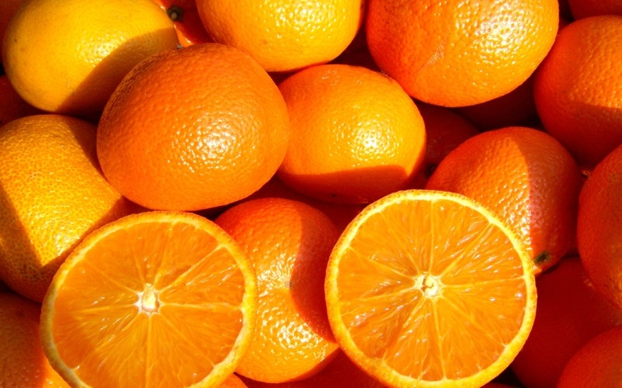 Cam là loại quả mọng nước cung cấp vitamin C, chất xơ, và một lượng kali