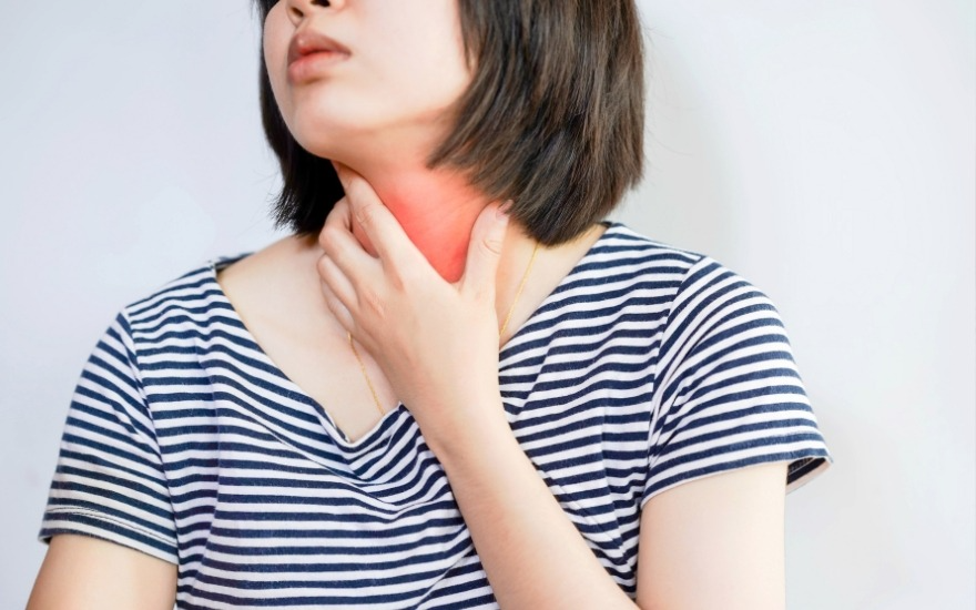 Mật ong có thể làm dịu tình trạng khô rát cổ họng