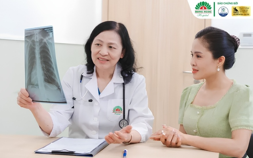 Bác sĩ BVĐK Hồng Ngọc đọc kết quả cho bệnh nhân
