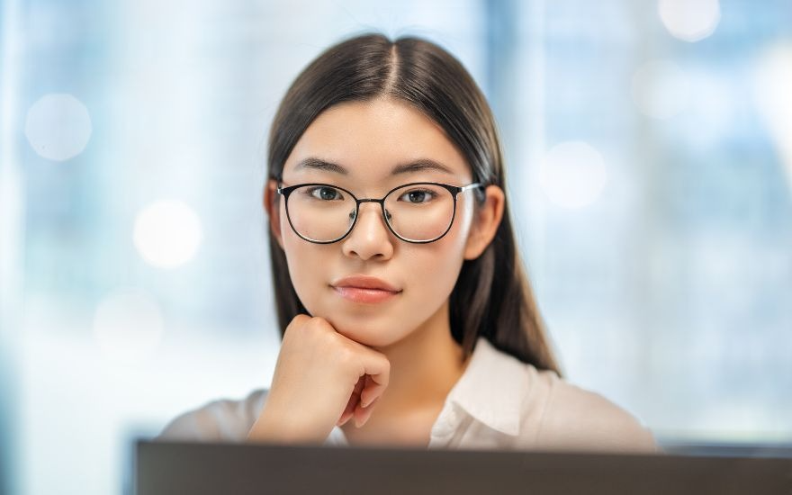 Đeo kính nhiều có tăng độ không? - Việc đeo kính đúng thông số khúc xạ là biện pháp hỗ trợ thị lực an toàn, hoàn toàn không phải là nguyên nhân khiến mắt tăng độ
