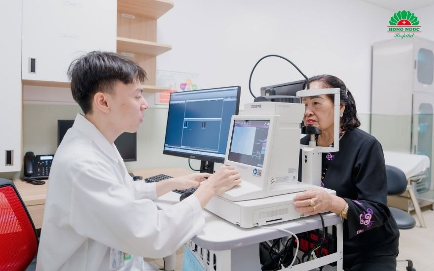 Đội ngũ bác sĩ chuyên khoa nhãn khoa giàu kinh nghiệm trực tiếp thăm khám và đồng hành 1-1 cùng người bệnh tại Trung tâm Mắt Hồng Ngọc